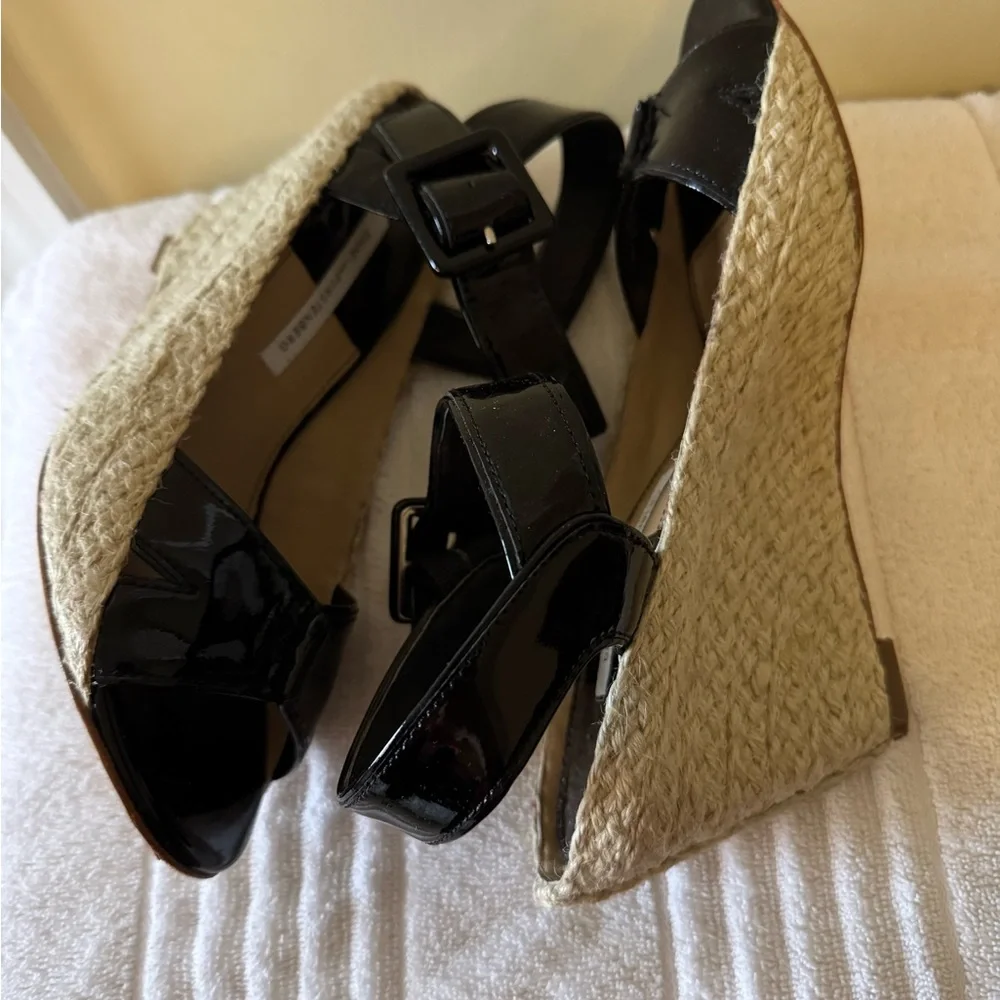 Diane Von Furstenberg Black Patent Leather Women's wedge Sandals SUDAN Sz 8.5